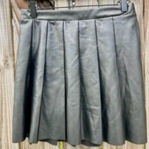 Olive+Oak Faux Leather Pleated Mini Skirt/Medium